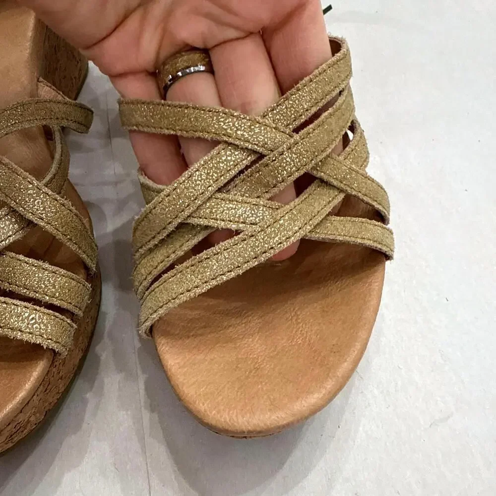 UGG Womens Sz 8.5 Lillie Gold Suede Metallic Wedge Sandal Boho Cottageco… - Picture 4 of 12